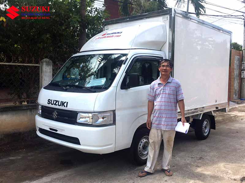 Xe tải Suzuki 750kg Thùng kín composite Giá lăn bánh xe tải Suzuki 750kg thùng kín